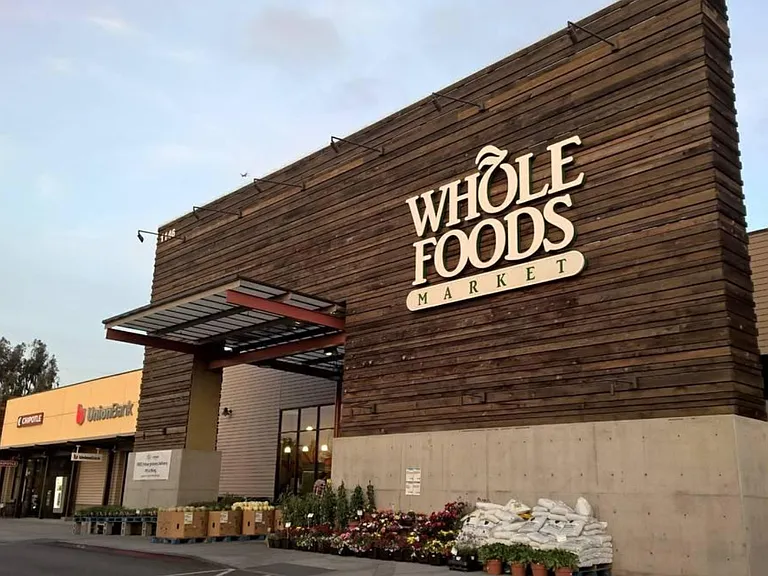 Near Wholefoods, trader Joes, Safeway, NobHill, Starbucks
