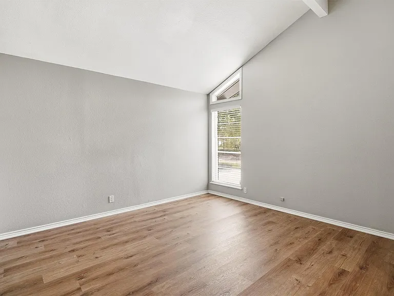 2119 Williamsburg Ct S — Photo 3