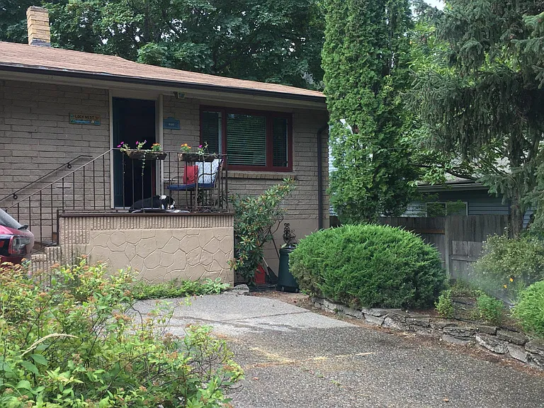 810 E Bancroft Ave — Photo 2