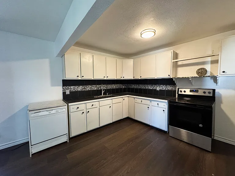 746 Lansdown Dr — Photo 13