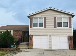 9 Blue Ridge Dr, Glendale Heights, IL 60139