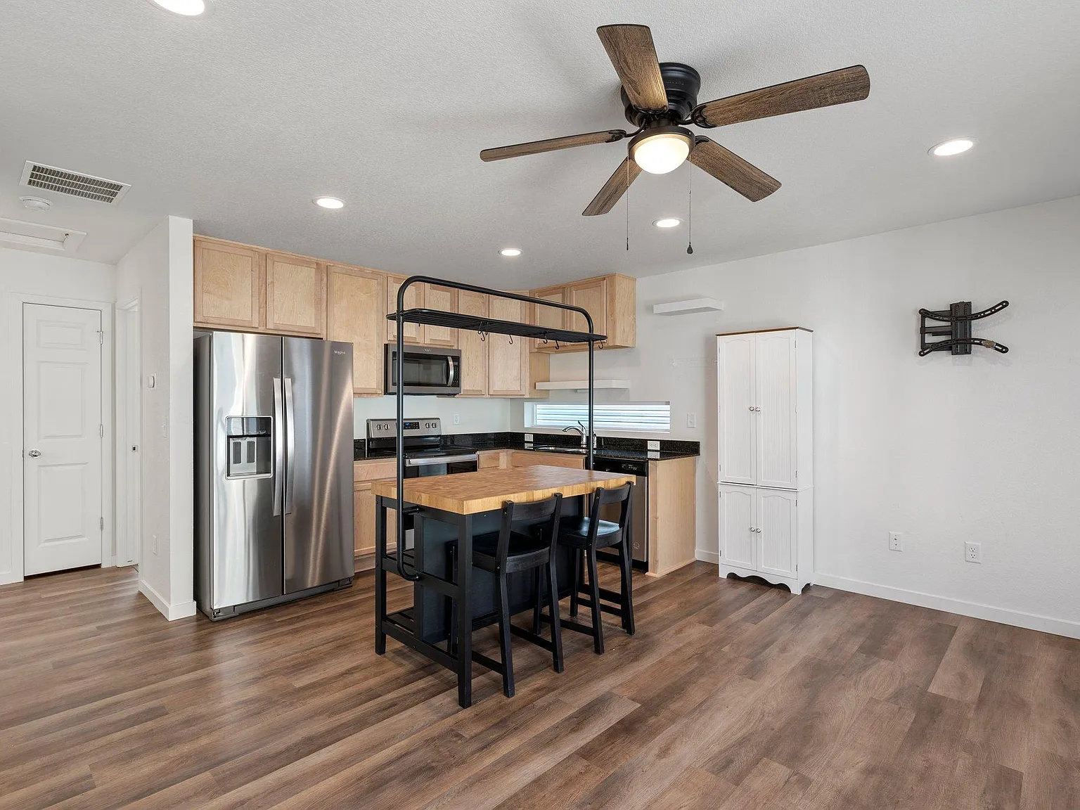 2 bed, 1044 sqft, $2,400 — Photo 3