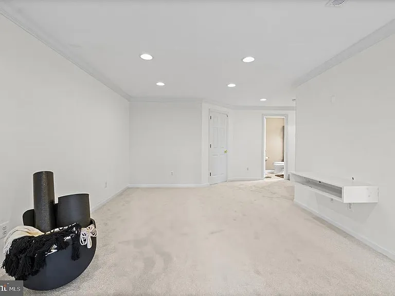 1905 Millington Sq — Photo 15