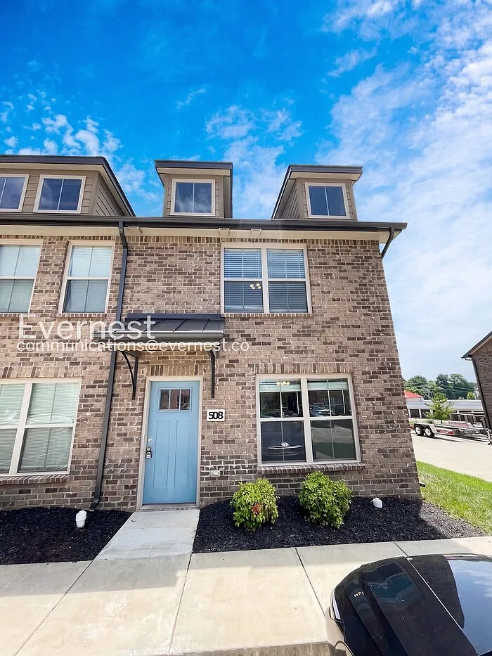 3 bed, 3.0 bath, 1400 sqft, $1,345 — Photo 2