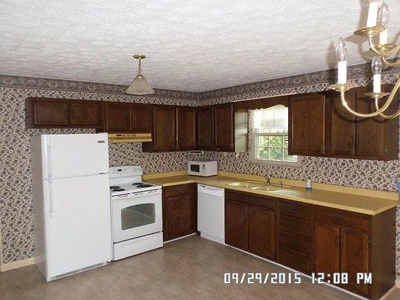 5th image of 560 S Magnolia Dr
