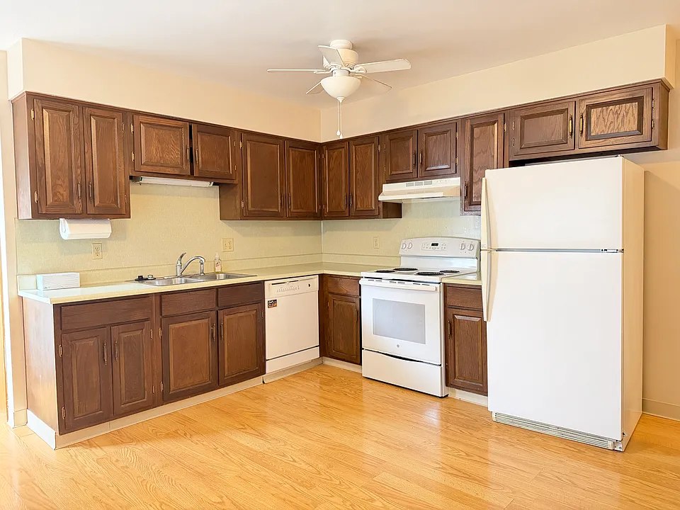 Spacious kitchen with lots of cabinets