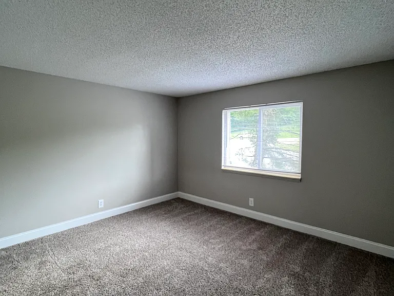 Bell Hollow Apartments — Photo 32