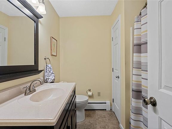 4th image of 565 Quaker Ln APT 30