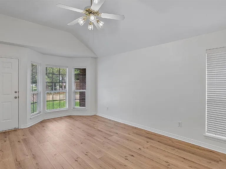 1435 Williamsburg Dr — Photo 4