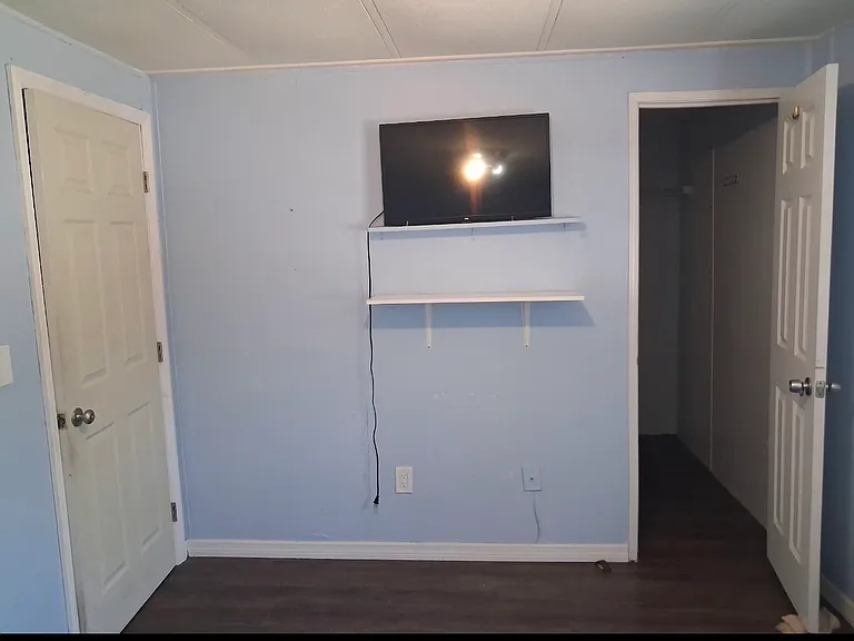 1445 Lake Dr — Photo 2