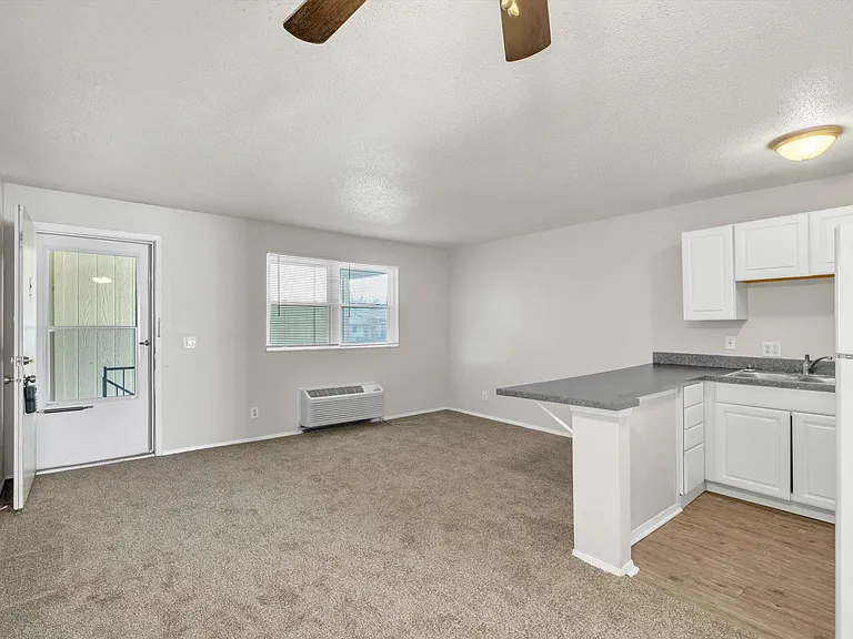 Richardt Apartments — Photo 13