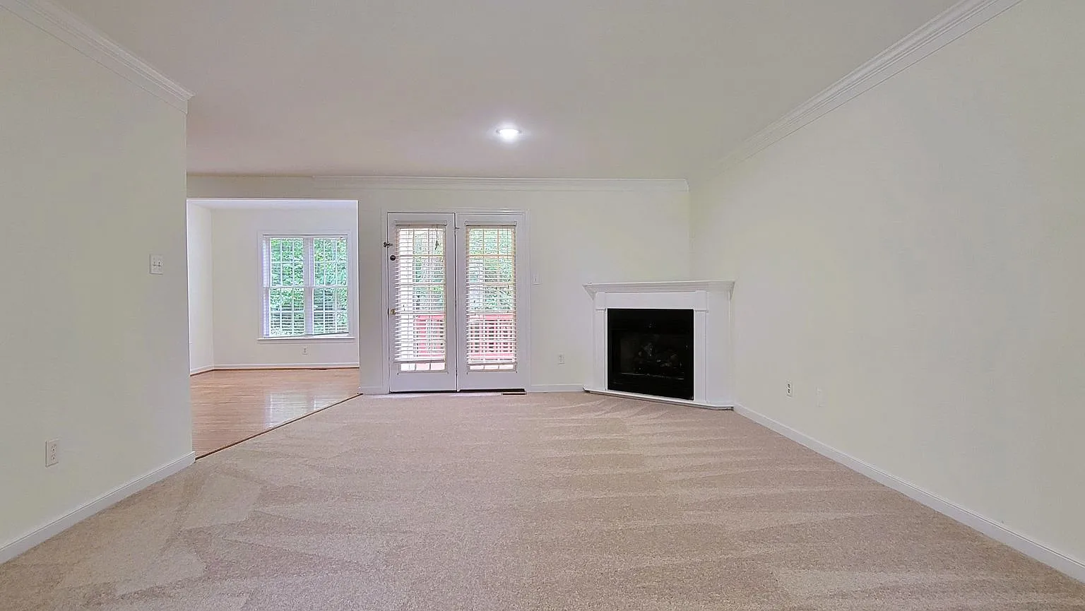 Large traditional colonial in Chester with huge den converted from garage. — Photo 3