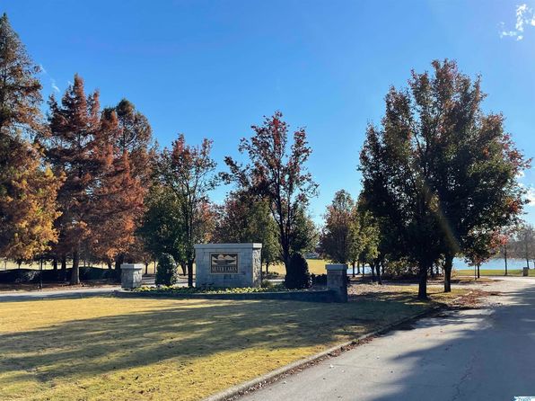 21 Silver Lake Blvd E, Glencoe, AL 35905