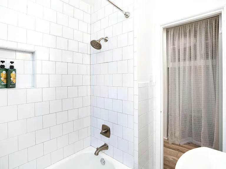 Full Bath with Tub
