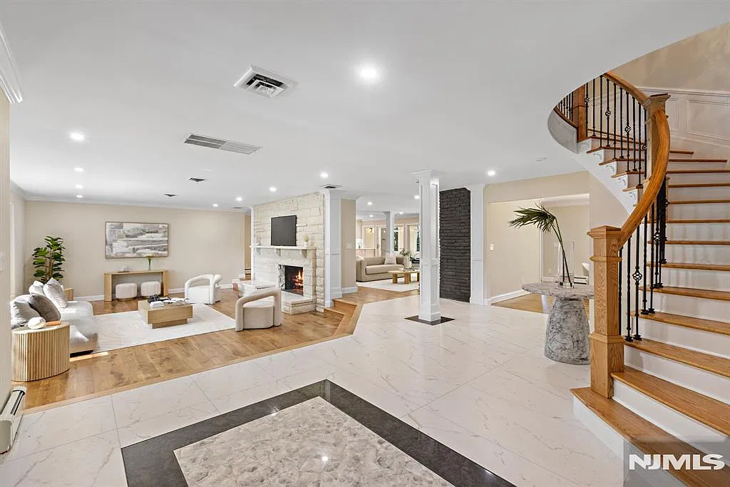 5 bed, $28,500 — Photo 1