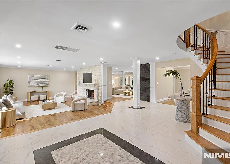 17 Deerhill Dr