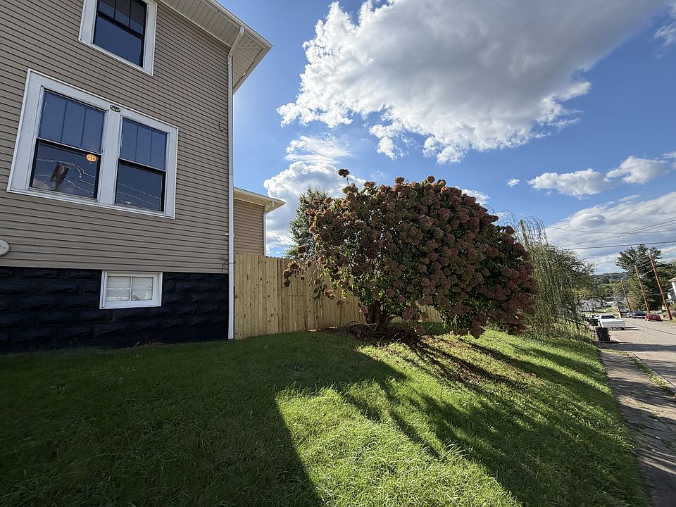 1st image of 403 Pine St