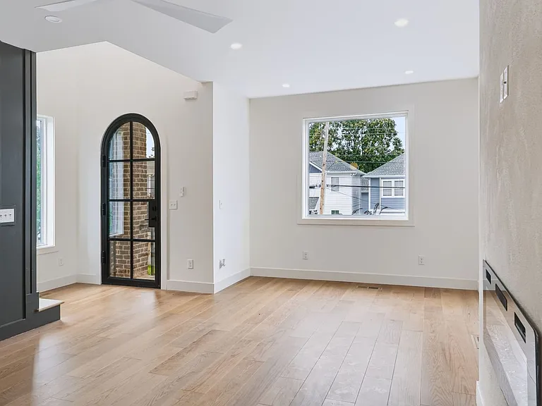 2113 Herman St — Photo 14
