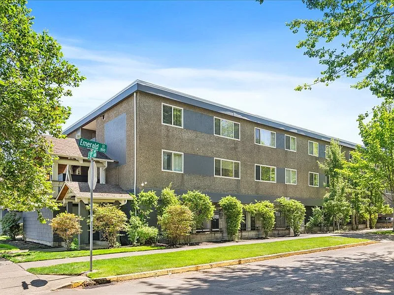 Lewis and Clark Apartments — Photo 1