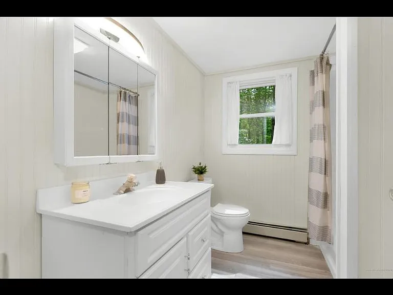 full bathroom off hall