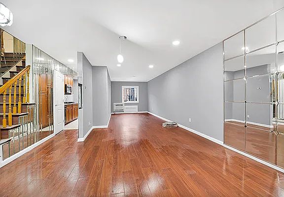 5th image of 955 Schenck Ave