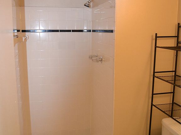 5th image of 8822 Oak Hollow Ct