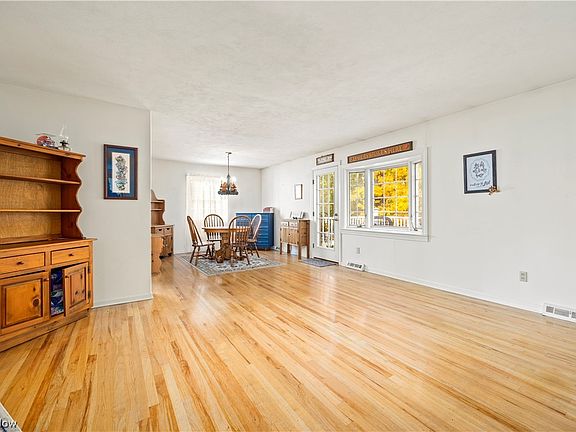 3rd image of 186 Woodridge Dr