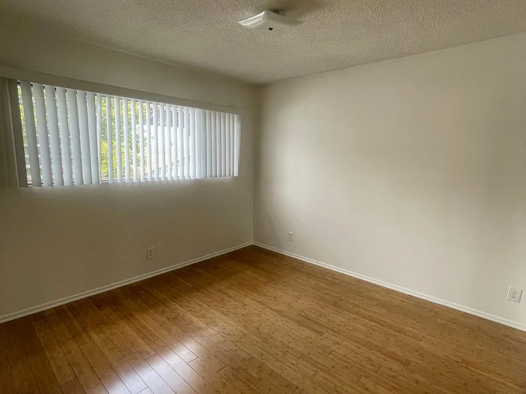 2554 N Beachwood Dr #5 — Photo 9