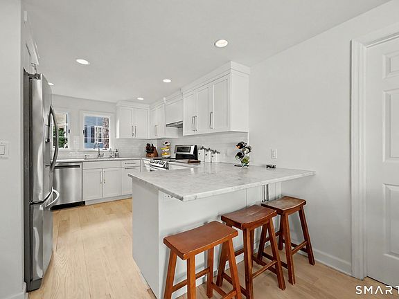 4th image of 140 East Ave Unit 140