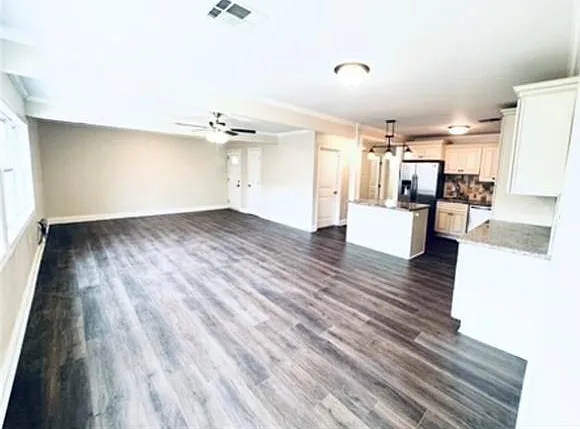 3 bed, 2.0 bath, 1472 sqft, $2,300 — Photo 2