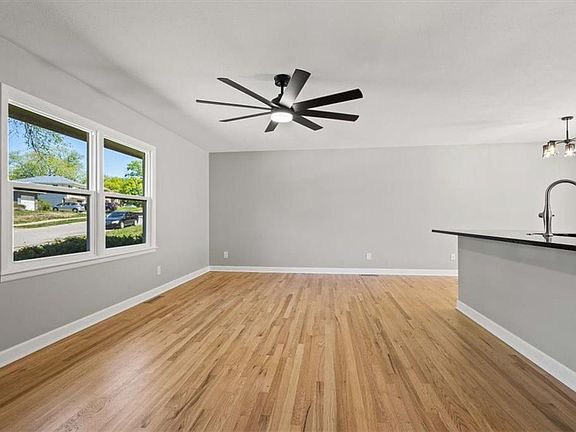 3rd image of 11819 Beacon Ave