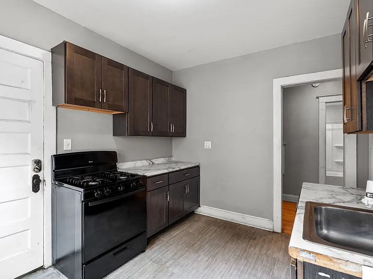 3009 N Maryland Ave — Photo 8
