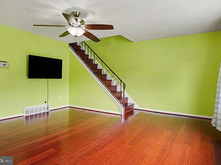653 Franklin St — Photo 5