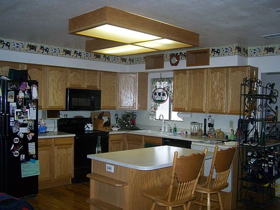 Kitchen with breakfast bar