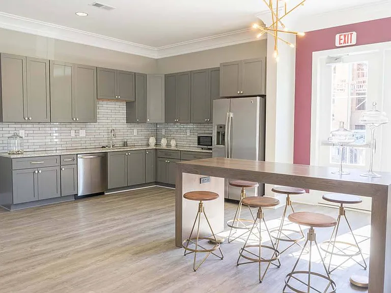 Foxwood Apartments — Photo 41