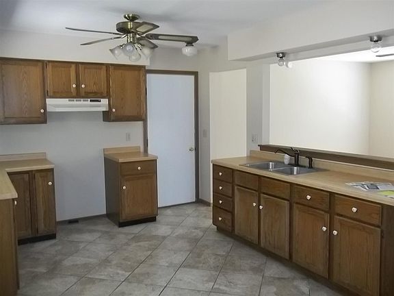 5th image of 1610 Larkspur Ln