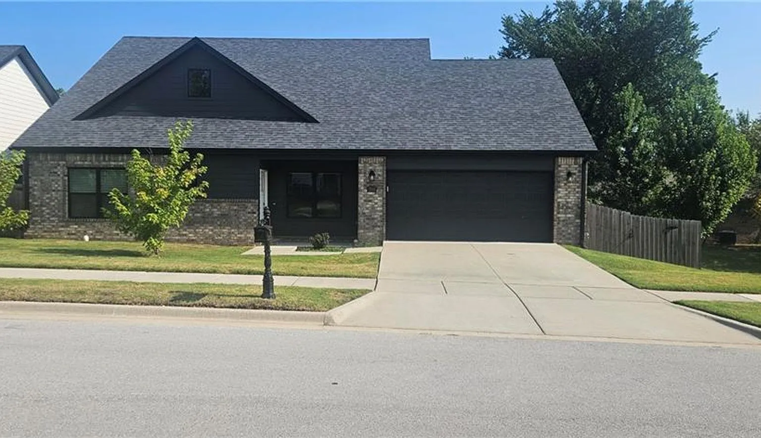 Nice Home in Farmington Close to Schools — Photo 1