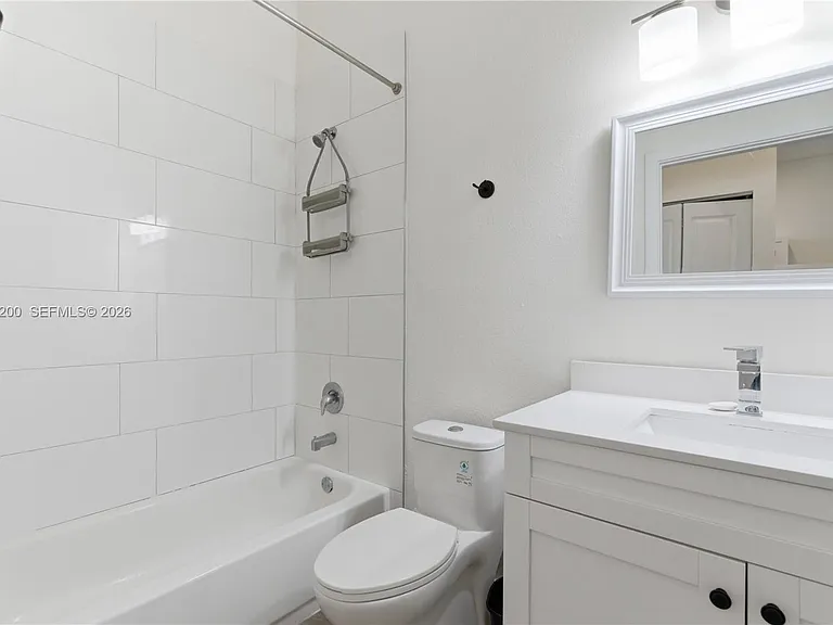 830 SE 14th St #2 — Photo 6