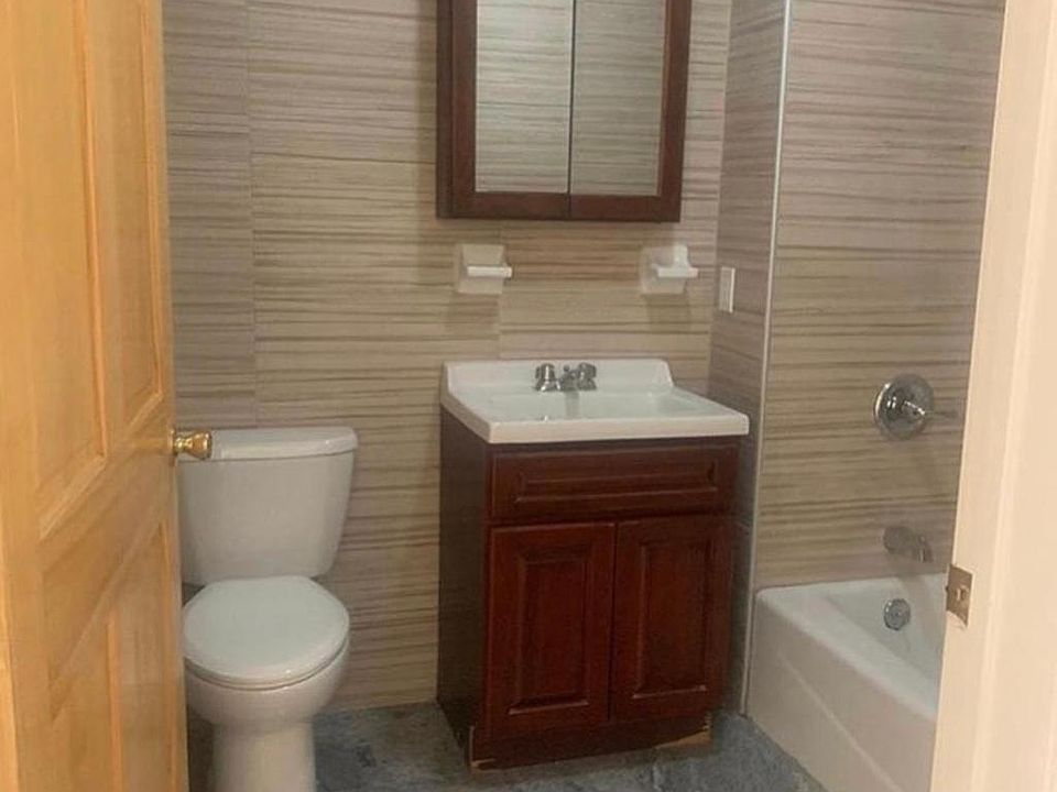 2nd image of 2017 Valentine Ave APT 1