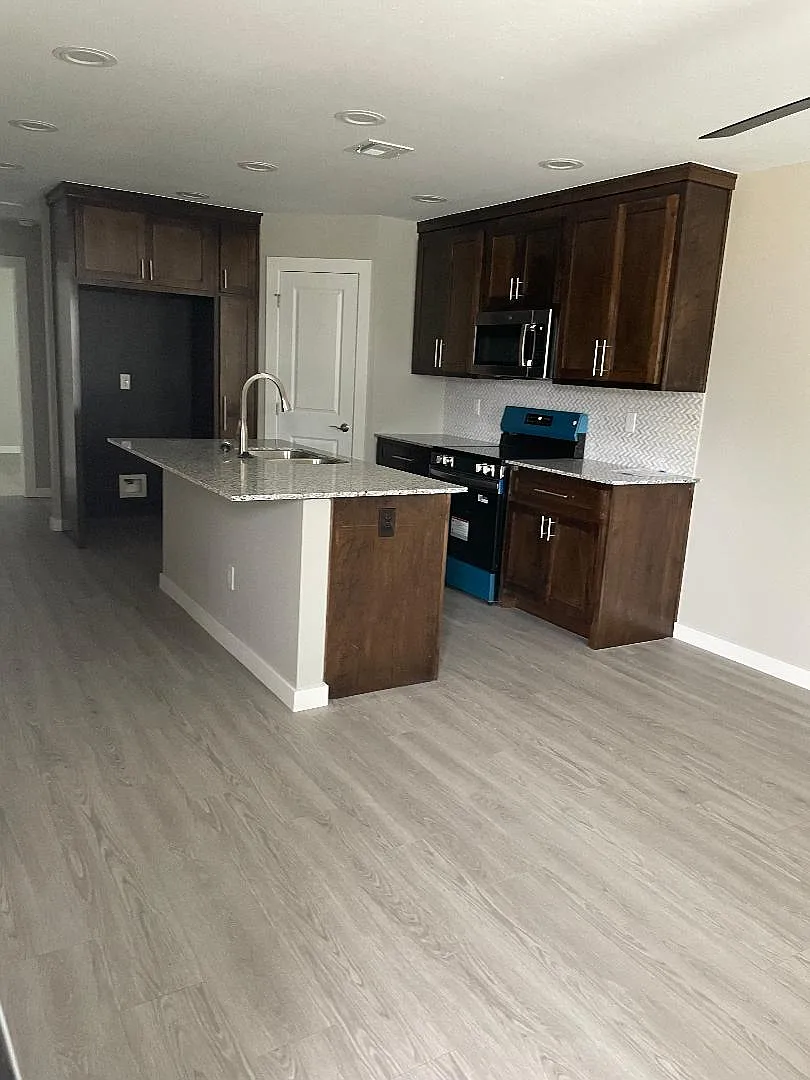 238 E Young Pl — Photo 3