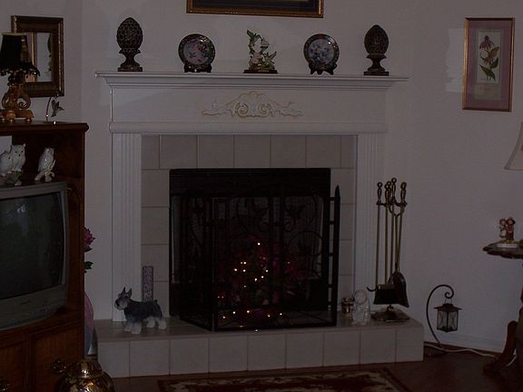 Nice mante on this gas logs fireplace.