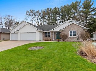 435 Meadow Wind Dr, Green Bay, WI 54311