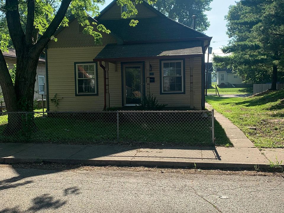 1st image of 325 Koehne St