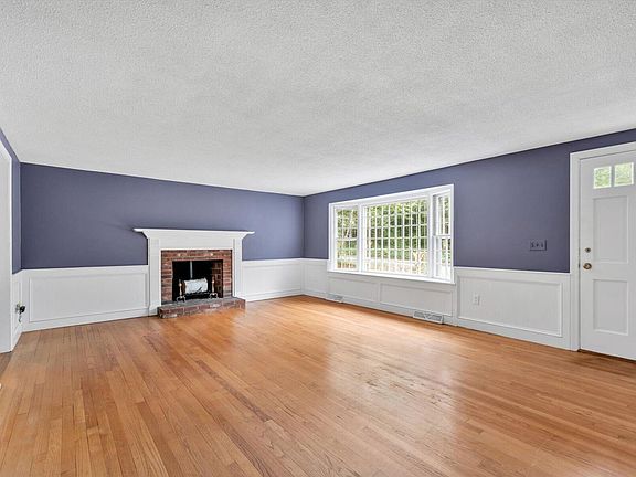 4th image of 844 W Yarmouth Road