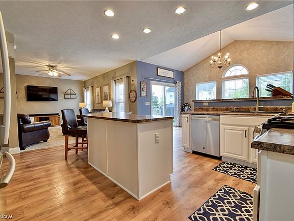3rd image of 518 Hyacinth Ln
