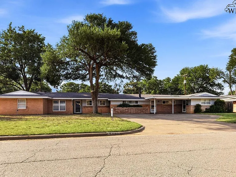 4202 Meadowbrook Dr — Photo 1