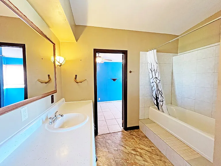 1102 W Brown St — Photo 10