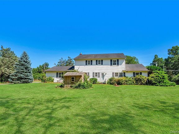5th image of 865 Peconic Bay Boulevard
