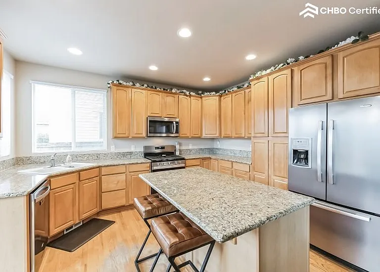 Full Kitchen with Appliances and Island
