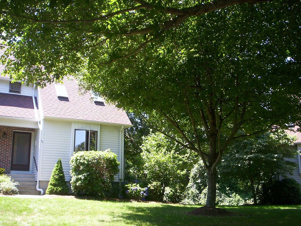 REMARKABLE End unit, Glen Oaks. 2-3 beds, 2.5 baths, pool, garage